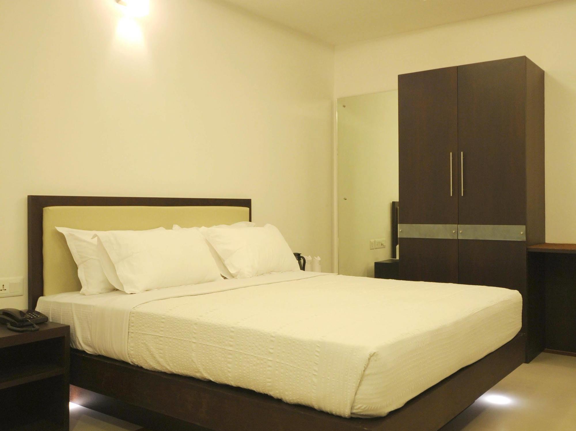 Hotel Treebo Trend Time Square Marine Drive Kochi Exteriér fotografie